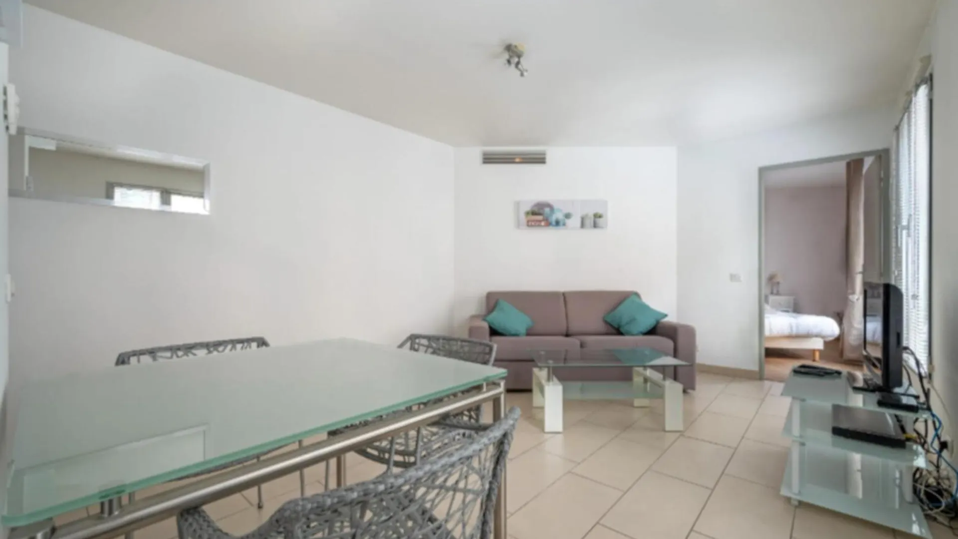 39M In Downtown Cannes location